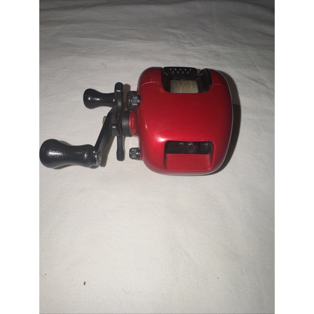 Zebco Quantum Lite QL1000 Bait Casting Fishing Reel Red Made in Korea Nice Shape